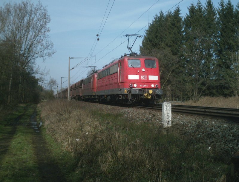 Der schwerste Zug Deutschlands:
6000 t schwerer Erzzug angefhrt von 151 095 und
Schwesterlok Hhe Peine-Horst aus Hamburg-Hansaport
Richtung Salzgitter-Beddingen am 27.03.2008.