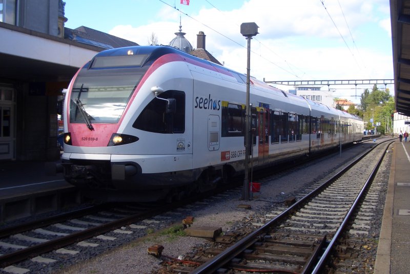 Der Seehas bekennt sich mit der Zeit zu seiner Vergangenheit!
Aus dem Rot an der Frontpartie wird langsam rosa. Wr das nicht was?
Rosane Punkte und eine orange/rosane Front?
Konstanz Bahnhof, 05.09.2009.