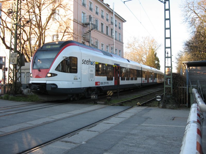 Der Seehas Triebwagen (508 652-3)berquert den wenige  Meter vom bahnhof Konstanz entfernt liegenden B.