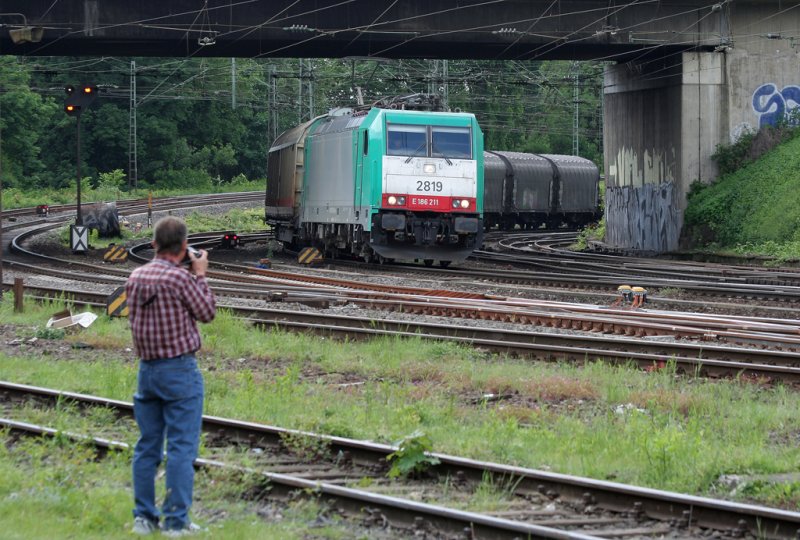 Der Seehund 2819 fuhr in Aachen West ein, als die Bahn-Fans zurck zur Arbeit kamen, aufgenommen am 16.05.2009 in Aachen West
