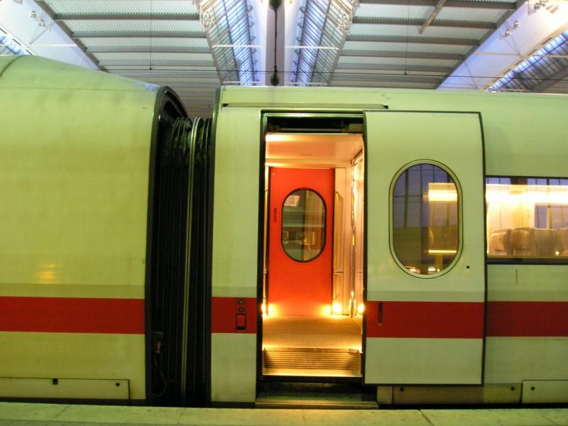 Der sehr schn beleuchtete Eingang zu einem 1. Klasse Grossraumwagen. Dieser ICE-1 wird um 18:26 nach Frankfurt/M abfahren. 
Mnchen, 26.02.2005.