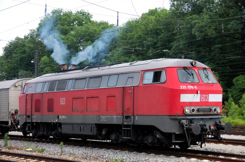 Der Selbstzndungsprozess beginnt.. erkennbar am dunkler werdenden Rauch. 