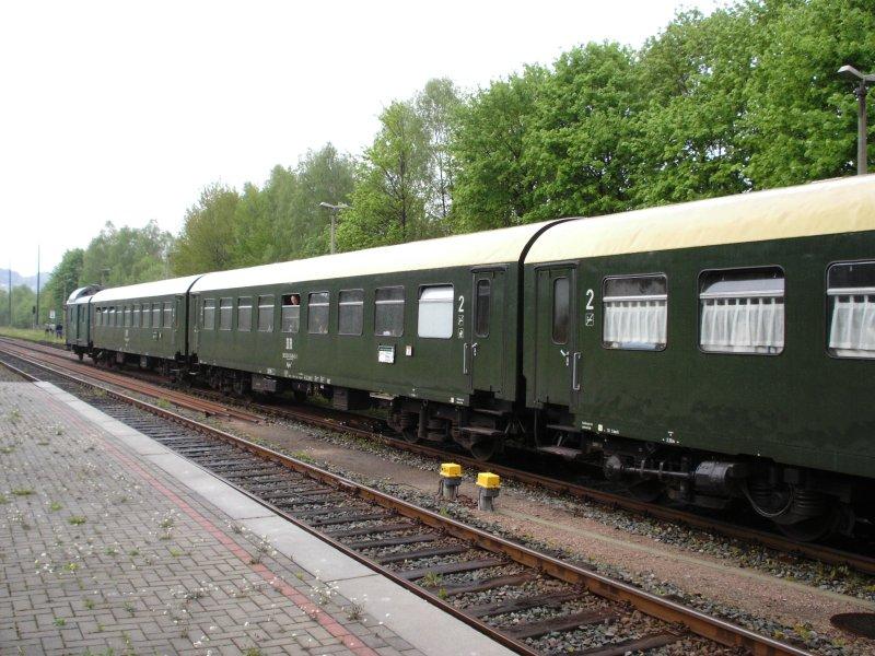 Der SEM Sonderzug ohne Lok steht im Bf. Schwarzenberg/Erzg.