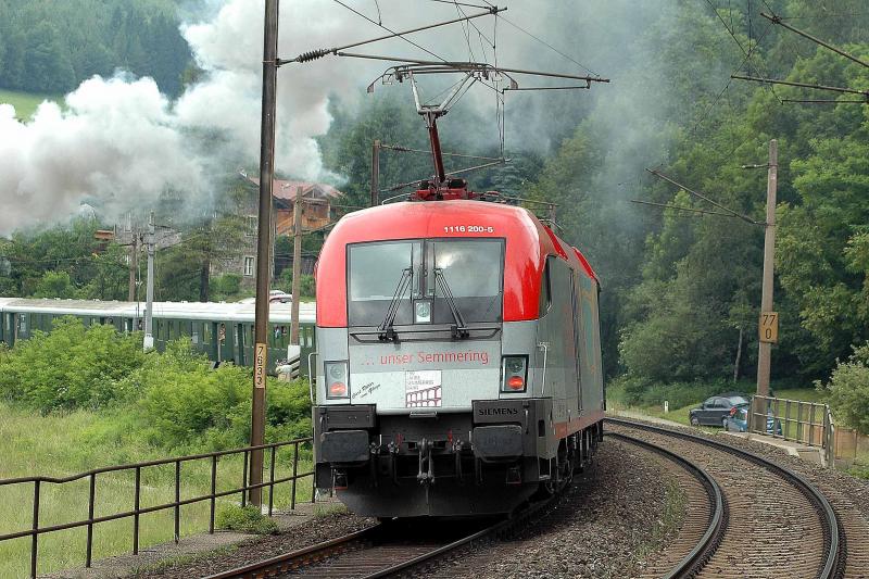 Der Semmering Jubilumstaurus - 1116 200 leistete am 12.6.2005 der 310.23 mit ihrem Dampfsonderzug Nachschub ber den Semmering