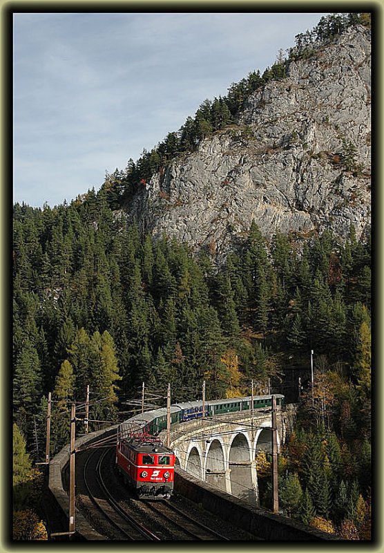 Der Semmering wird von manchen auch Zauberberg genannt. Und was wre der Zauberberg ohne seinem  Erlebniszug Zauberberge . Dieser verkehrt an Sa, So und Feiertagen in der Relation Wien-Sd - Mrzzuschlag - Wiener Neustadt - Mrzzuschlag - Wien-Sdbahnhof. Am Foto ist er als E 1955 (Wien-Mrzzuschlag) bei der Querung des hchsten Viaduktes der Semmeringstrecke, der Kalten Rinne, am 26.10.2006 mit seiner derzeitigen Stammlok 1141 024 zu sehen.