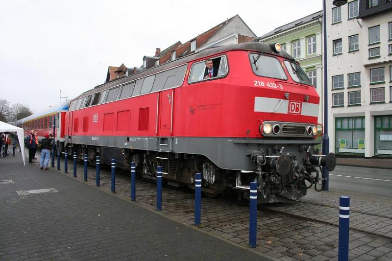 Der SH-Express wurde zur Taufe am 11.12.05 von der 218 432-3 an die Flensburger Hafenspitze gezogen. Das dort ein Personenzug stand, ist schon sehr lange her.