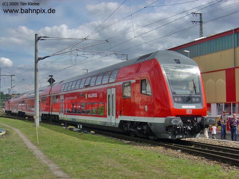 Der Shuttlezug zum 80. Jhrigen Jubilum des Werks Erfurt. Der Zug wurde aus 2 RE160 und einem normalen Dosto gebildet und von 143 940 geschoben. Aufgenommen am 27.08.2005 im Werk Erfurt.