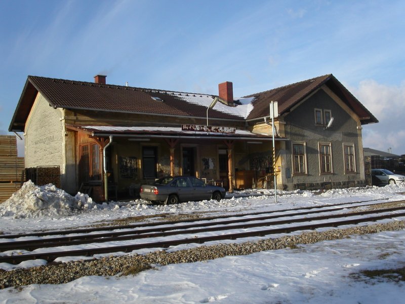 Der sich in einem bedenklichen Zustand befindliche End-Bahnhof
Martinsberg-Gutenbrunn an der gleichnamigen Strecke im Waldviertl N
am 1.2.07