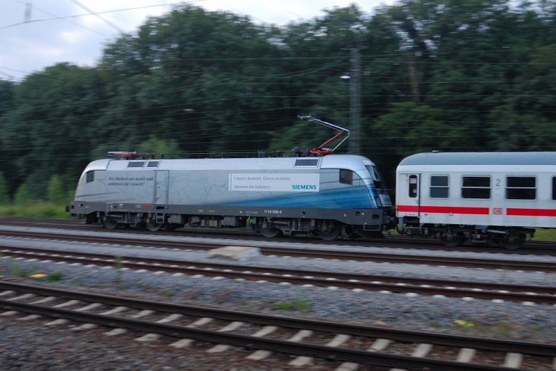 Der  Siemens -Taurssel in der Seitenansicht... in voller Fahrt Richtung Augsburg. Neuoffingen am 15.07.2008 .