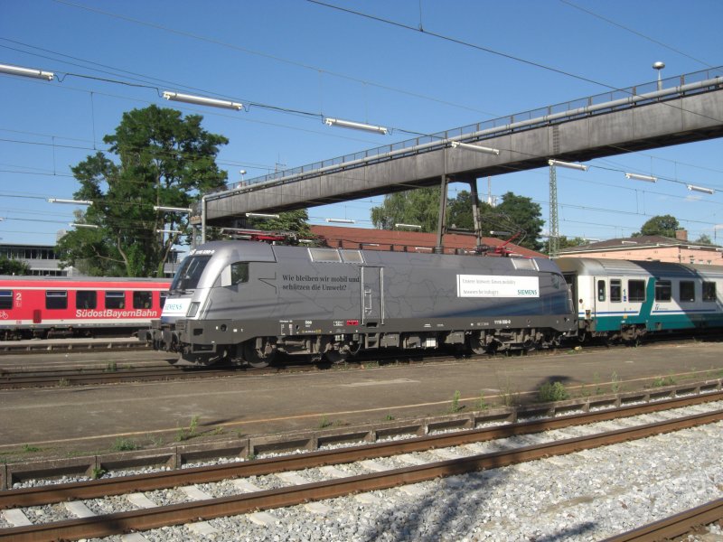 Der  Siemens-Taurus   1116 038-9 am 02.08.2008 bei seinem
Halt im Bahnhof Rosenheim in Fahrtrichtung Mnchen.