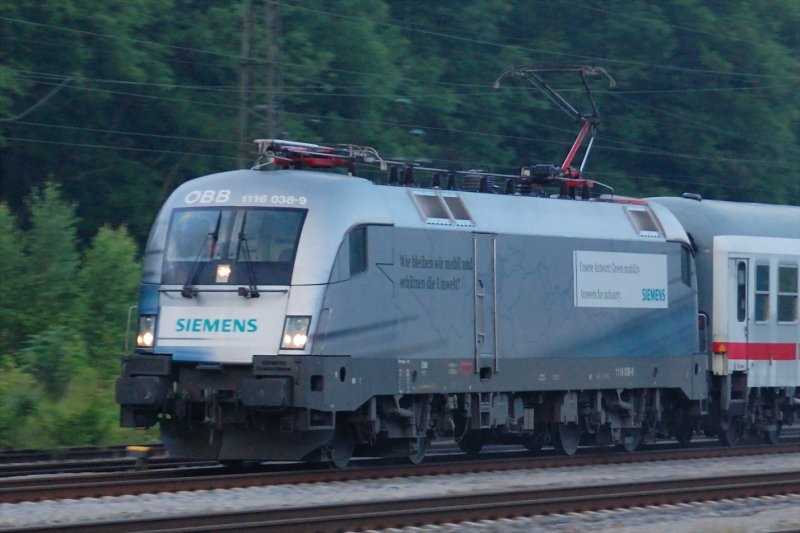 Der  Siemens -Taurus, 1116 038-9, frhmorgens, 06:26 Uhr in Neuoffingen, am IC 2095 (Stuttgart - Mnchen). 15.07.2008 .