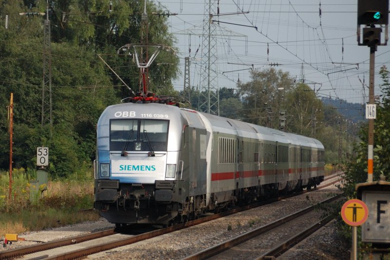 Der  Siemens -Taurus 1116 038-9 zwischen Mindelaltheim und Offingen/Donau auf der KBS 980 vor Pendler-IC 2094 am 07.08.08 .