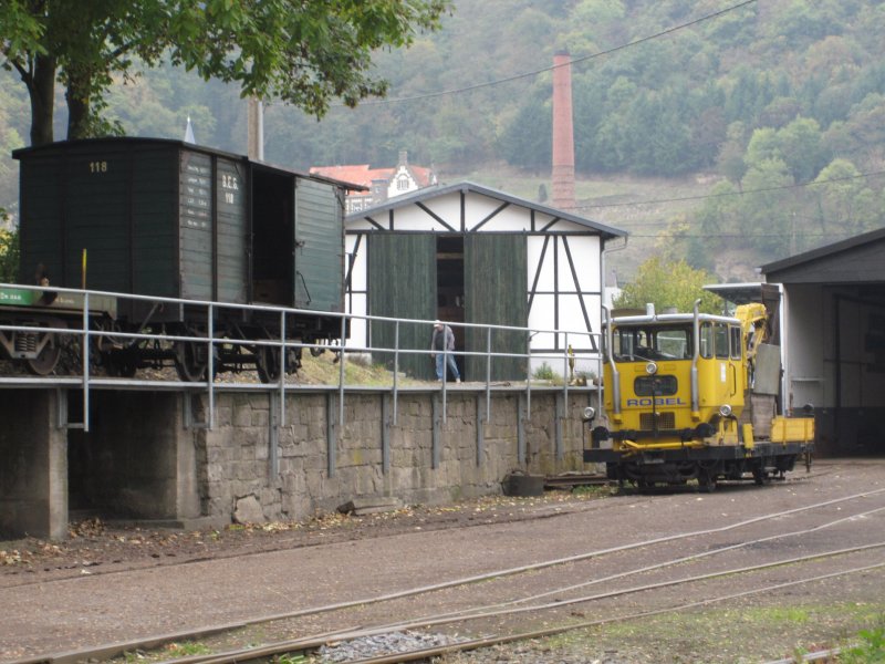 Der SKL 53 der Brohltalbahn wartet im Bahnhof auf seinen Einsatz.
Aufgenommen am 22.10.09.