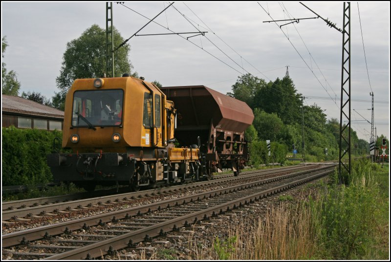 Der SKL der DB Netz bringt einen Fc Waggon nach Kiefersfelden, hier am 29.06.07 bei Rosenheim.