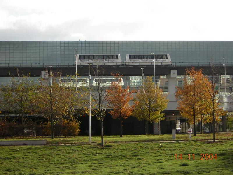 Der  Sky Train  , der am Flughafen Frankfurt am Main die Terminals A und B miteinander verbindet, erschien am 14.11.2004 durch die Spiegelung in der Glasfassade des Empfangsgebudes als  doppeltes Lottchen .

Ursprnglich als Magnetbahn geplant, fhrt diese als  Gummibahn  auf normalen Reifen.