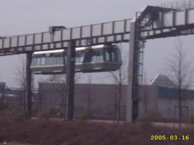 Der  Sky-Train  am  D�sseldorf Flughafen Fernbahnhof !!! Dieser f�hrt vom Bahnhof �ber Parkhaus 4 - Terminal A-B zum Terminal C am Flughafen D�sseldorf! Der Sky Train f�hrt v�llig automatisch �ber diese Strecke, besitzt aber eine Notsteuerung in den Fahrzeugen, im Falle eines Ausfalls der Automatik kann er mit dieser gefahren werden.