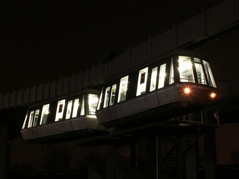 Der Skytrain verbindet am Dsseldorfer Flughafen den Flughafenbahnhof mit dem Terminal. Das Foto zeigt einen solchen Zug genau zischen Flughafenbahnhof und Parkhaus P4 in einer Langzeitbelichtung. 09.02.2007