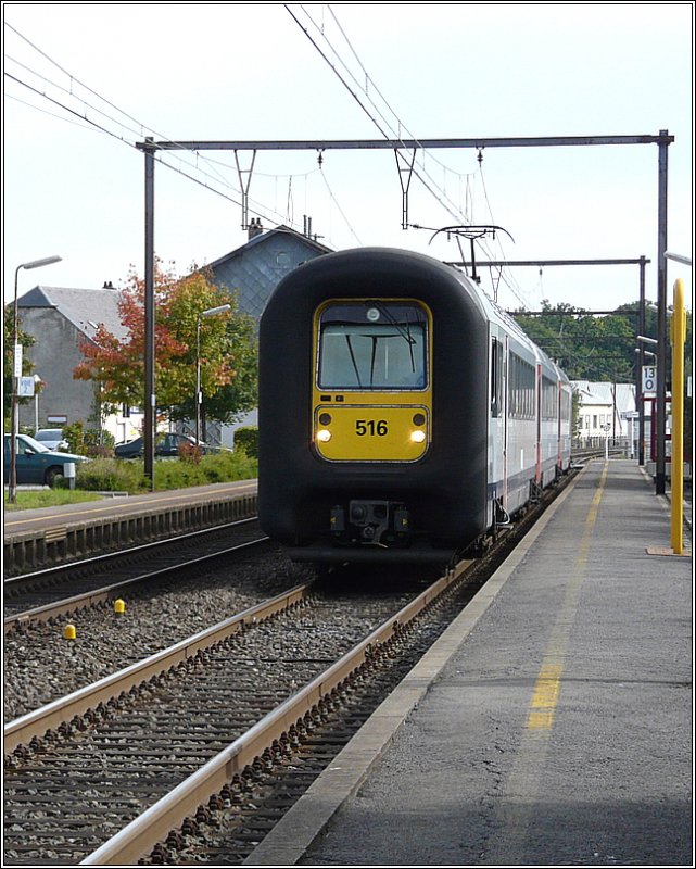 Der SNCB Triebzug 516 durchfhrt am 21.09.08 den Bahnhof von Capellen ohne zu halten auf seiner Reise von Luxemburg nach Bruxelles Midi. (Jeanny)