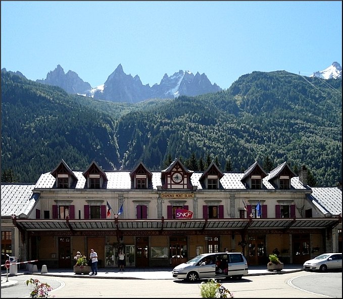 Der SNCF Bahnhof in Chamonix vor dem beeindruckenden Panorama des Mont Blanc Massivs fotografiert am 03.08.08 von der Strasse aus. (Jeanny)