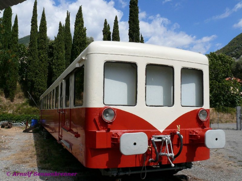 Der SNCF Einheitsbeiwagen XR7561.
Die genaue Bezeichnung lautet XRABD, es ist also ein Beiwagen 1.und 2.Klasse mit Gepckabteil.
Breil-sur-Roya Museum
01.09.2007
