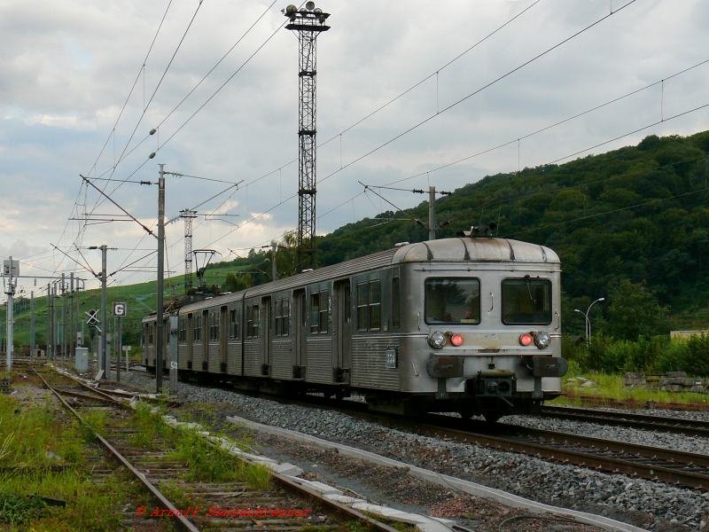 Der SNCF Inox-Altbautriebwagen Z6334 fhrt von seinem Abstellplatz an der Grenze zurck in den Bahnhof Apach um dann als einer der wenigen hier verkehrenden Regionalzge  von Apach nach Thionville zu fahren.


30.07.2007
