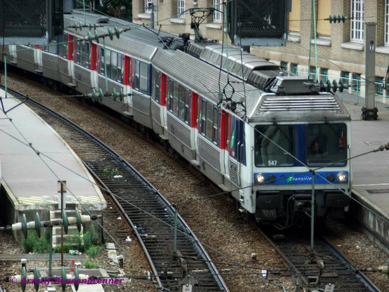 Der SNCF-Triebwagen Z6547 bei der Ausfahrt aus dem Bahnhof Paris- St.Lazare.
Die Wechselstromtriebwagen der Reihe Z6400 werden im Vorortverkehr auf den SNCF-Transilien-Strecken der Gruppe  L  ab dem Bahnhof Paris- St.Lazare eingesetzt und aufgrund ihrer Lackierung auch  Die Blauen von St.Lazare  genannt.
26.06.2007