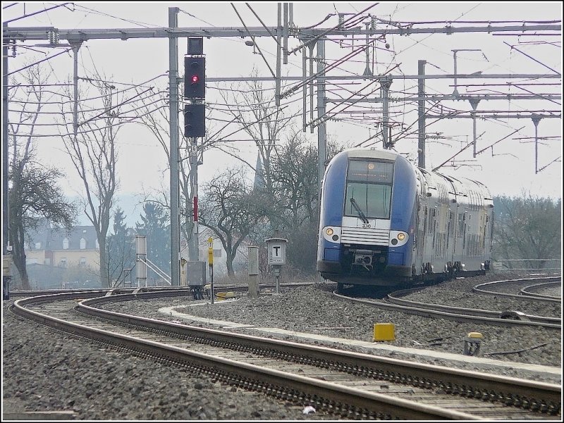 Der SNCF Triebzug 330 kommt am 01.03.09 aus Nancy und fhrt durch die Kurve in der Nhe von Fentange dem Bahnhof von Luxemburg entgegen. (Jeanny)