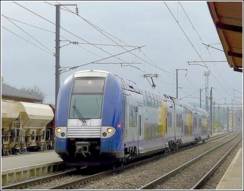 Der SNCF Triebzug 364 durchfhrt am 25.04.09 den Bahnhof von Bettembourg auf seiner Reise von Nancy nach Luxemburg. (Jeanny)