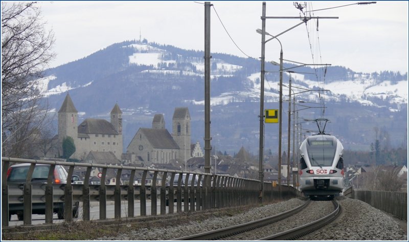 Der SOB Flirt 526 043-5 fhrt ber den Seedamm nach Rapperswil, dessen Schloss im Hintergrund sichtbar ist. (26.03.2009)