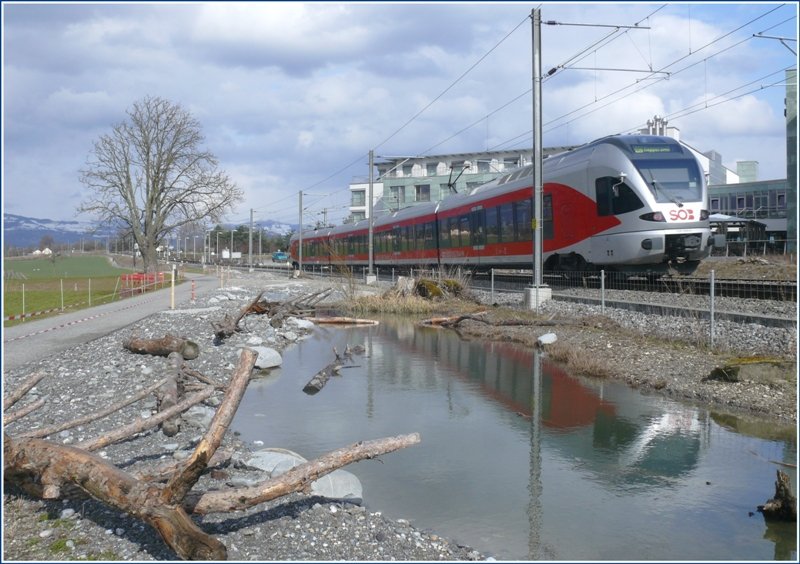 Der SOB Flirt 526 050-0 fhrt ber den Seedamm nach Rapperswil. (26.03.2009)
