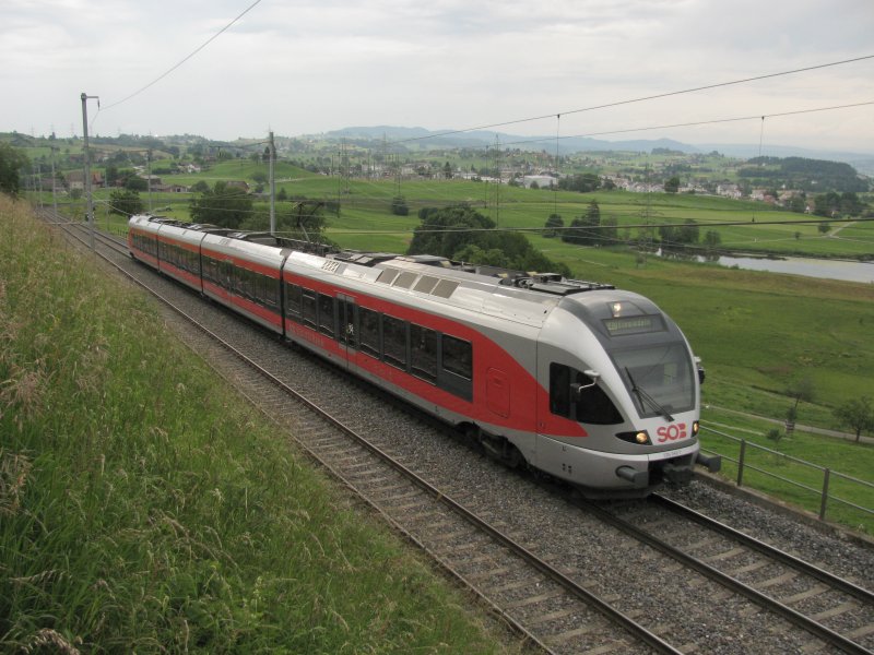 Der SOB-Flirt RABe 526 042 war am 14.06.2009 als S 40 nach Einsiedeln zwischen Samstagern und Schindellegi unterwegs.