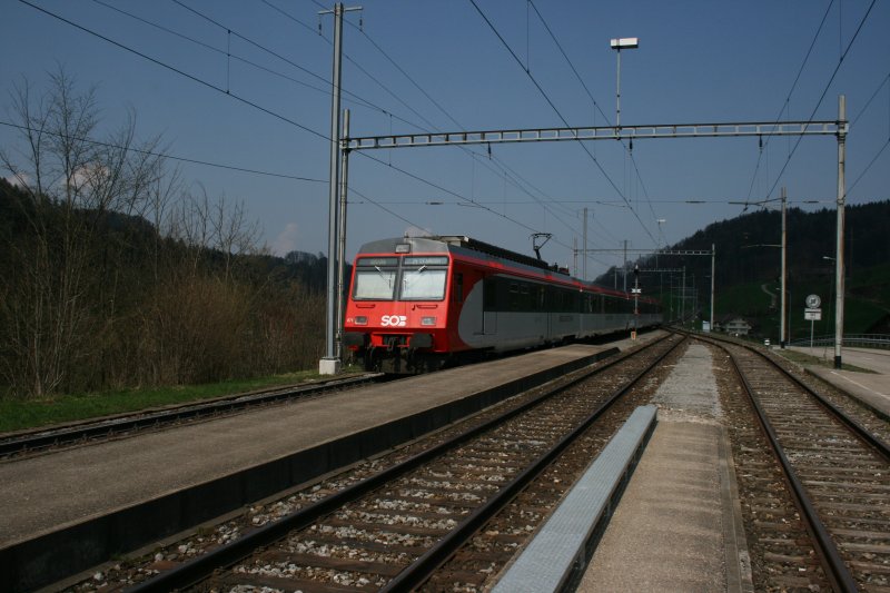 Der SOB-Pendelzug mit RBDe 566 071 am Zugschluss verlsst am 14.4.2009 Brunnadern-Neckertal als S4 nach St. Gallen. 