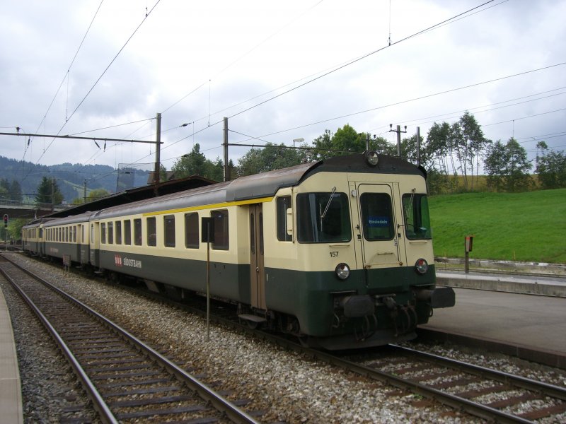 Der SOB Steuerwagen 157 hngt am Ende des Zuges nach Einsiedeln. Hier in Bieberbrugg am 09.09.2007.