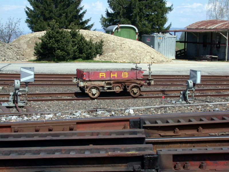 Der sogenannte  Rolli  ist eine Draisine mit zwei Bremskurbeln fr die Talfahrt nach Rorschach Bergstation. Fr die Bergfahrt wird der Rolli mit einer Kette talseitig am Triebfahrzeug eingehngt. Fotografiert 02.05.2006