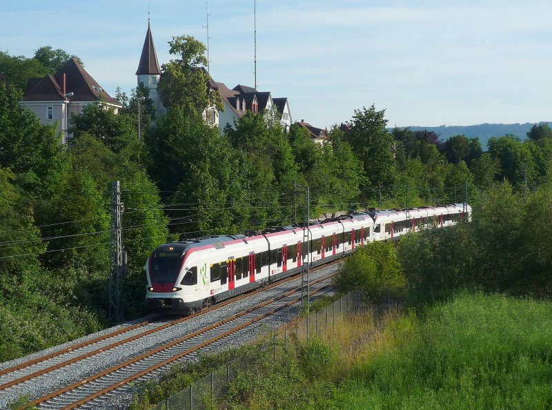 Der Sonderling. Schon seit einigen Tagen befindet sich ein SBB Flirt der Regio S-Bahn Basel im Seehas-Umlauf. Hier ist der unter RABe 521 laufende Triebzug zusammen mit einem der Reihe RABe 526 als SBB 79853 Engen - Konstanz kurz hinter Radolfzell zu sehen. 17.06.09