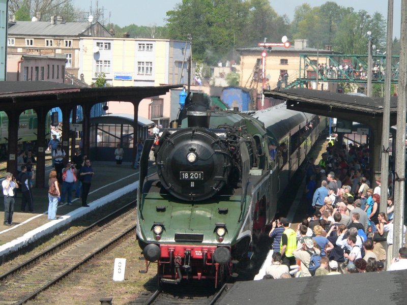 Der Sonderzug aus Cottbus wurde von 18 201 gezogen, auf diesem Foto kam er gerade in Wolsztyn an. 28.4.2007