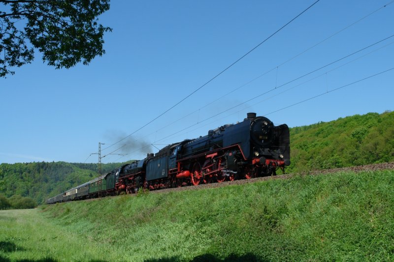 Der Sonderzug aus Frankfurt/M. (01 118) und aus Hersbruck (01 1066) wurde in Fulda vereint und fuhr dann bis Bebra im Doppelspann. Es war ein optisches und akustisches Erlebnis, als in Odensachsen der Zug an mir vorbeifuhr. (11.05.08)