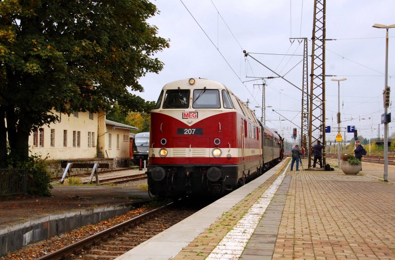 Der Sonderzug aus Weimar-Berkaer Bhf. erreicht mit MEG-207 an der Spitze Weimar. Fotografiert am 10.10.09.
