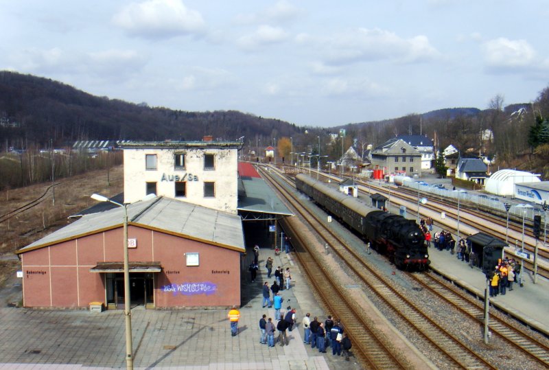 Der Sonderzug des SEM Chemnitz mit Zuglok 58 311 am 14.03.2009 im Bahnhof Aue. Hier war die Lok mehrere Jahre beheimatet. Das Empfangsgebude ist mittlerweile auch dem Abrisswahn zum Opfer gefallen.