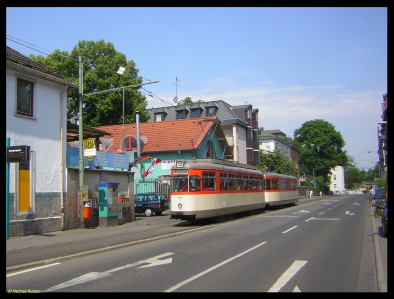 Der Sonderzug des Vereins Historische Straenbahn der Stadt Frankfurt am Main mit dem L-l Zug 124 (ex224)-1242 am 25.06.2006 an der Haltestelle Bolongaropalast.