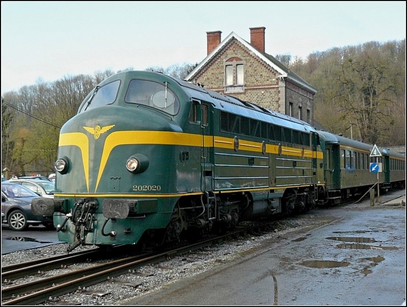 Der Sonderzug des Vereins PFT am 07.12.08 vor dem Bahnhofsgeb�ude in Spontin. (Hans)