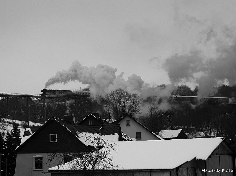 Der Sonderzug des VSE, gezogen von der Chemnitzer 50 3648-8 auf dem Markersbacher Viadukt am 13.12.2008
