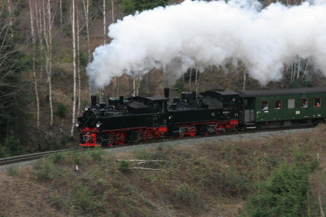 Der Sonderzug fhrt in die letzte enge Kurve im Drngetal ein. In ein paar Minuten werden die Maschinen nach steiler Bergfahrt mit dem Sonderzug in Drei-Annen-hohne einfahren und ein wenig verschnaufen.