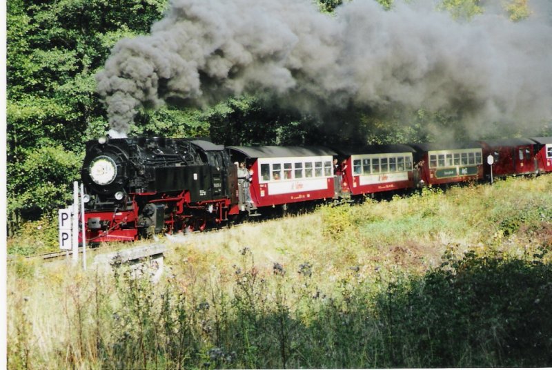 Der Sonderzug Gerndrode-Brocken, zum alj�hrlichem Herbstdampd der Selketalbahn, verl�sst im Oktober '06 den bahnhof Drei Annen Hohne.