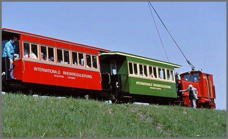Der Sonderzug hat sein Ziel hoch oben auf dem Rheindamm erreicht. (Archiv 05/91)Lok Elfi mit den ex Steyertalbahnwagen.