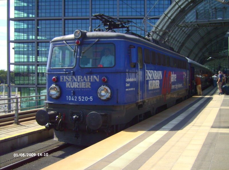 Der Sonderzug  Masuren-Knigsberg-Danzig  am 01.08.2009 in Berlin Hbf wird vom der E- Lok 1042 520-5 gezogen.