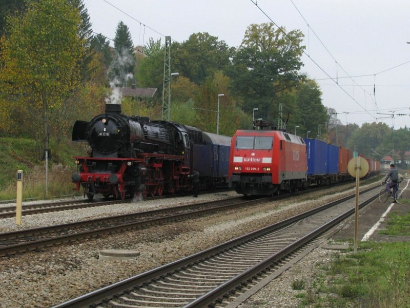 Der Sonderzug mit 41 018 wird in A�ling von 152 059 �berholt.