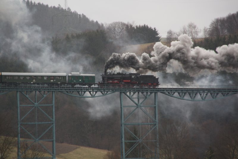 Der Sonderzug mit 50 3648-8 (SEM-Chemnitz) und der Schublok 58 311 (UEF) berquert am 28.03.09 das Markersbacher Viadukt Richtung Annaberg-Buchholz. 58 311 wurde richtig gefordert, das die 50er einen Schieberschaden hat!