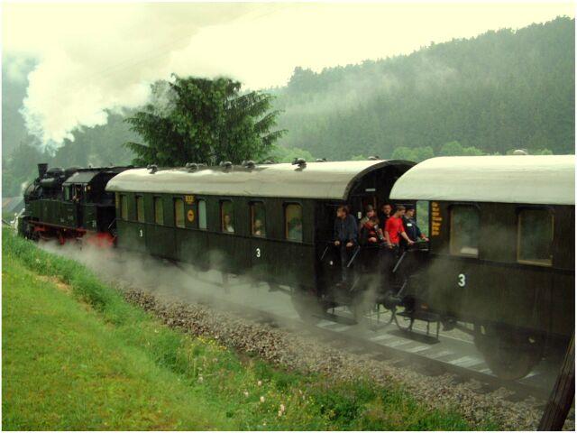 Der Sonderzug mit Lok 941292 unterwegs auf der Strecke der Oberweibacher Berg-und Schwarzatalbahn am 31.5.03. Bis weit in die 60-iger Jahre fanden diese Lok und Waggons ihren Einsatz auf der Schwarzatalbahn.Die Fahrt war ein Hhepunkt des Bergbahnfest.