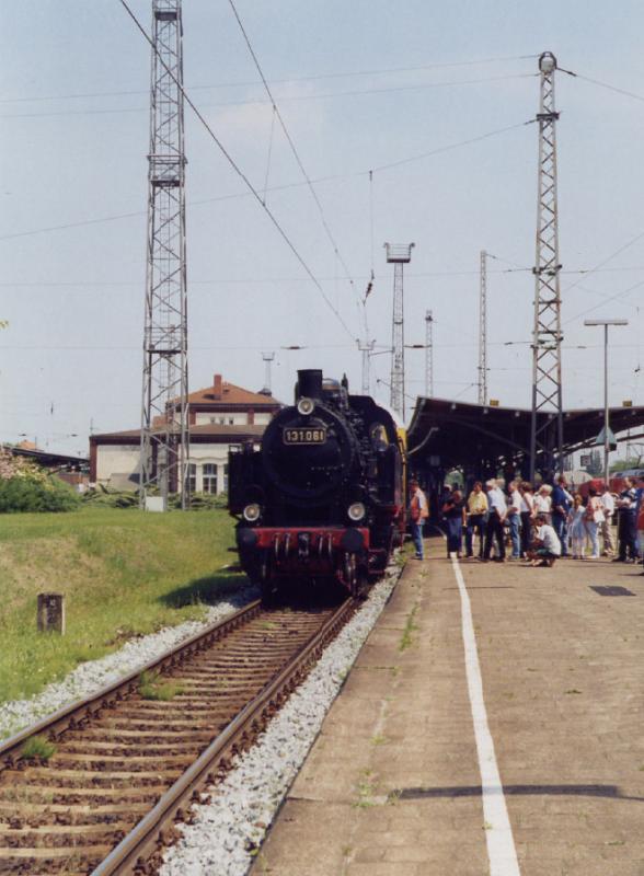 Der Sonderzug mit der rumnischen Lok 131.060 der KOE und des Doppelstockwagen des VLV sind im Bf Bad Kleinen angekommen. (Mai 2003)